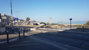 una calle vacía junto a una playa con el océano en maison plages et calanques 6 personnes, en Marsella