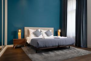 una camera blu con un letto con una parete blu di ZOYA LUXURY RESIDENCE a Budapest