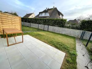 Κήπος έξω από το Freesia, Maison neuve avec jardin et garage