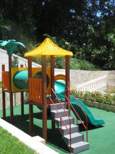 einen Spielplatz mit Rutsche und Spielstruktur in der Unterkunft Ilha Porchat Hotel in São Vicente