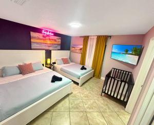 Кровать или кровати в номере Escape GameRoom, BAR, BBQ, Spacious,KING Bed, All Luxury mattresses, Near Beach, 6 blocks away from Bars, Nite Clubs, Res, Shops