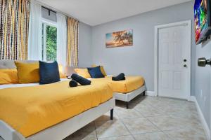 Кровать или кровати в номере Escape GameRoom, BAR, BBQ, Spacious,KING Bed, All Luxury mattresses, Near Beach, 6 blocks away from Bars, Nite Clubs, Res, Shops