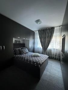 Giường trong phòng chung tại Apartament MYSTERY