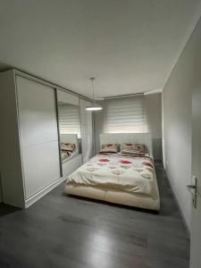 um quarto com uma cama grande num quarto em Apartment Paradise em Tuzla