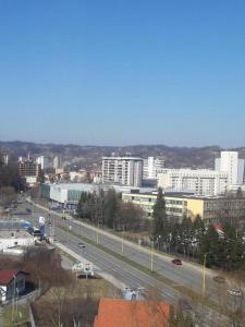 uma vista para uma cidade com uma auto-estrada e edifícios em Apartment Paradise em Tuzla