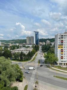 uma vista para uma cidade com uma rua e edifícios em Apartment Paradise em Tuzla