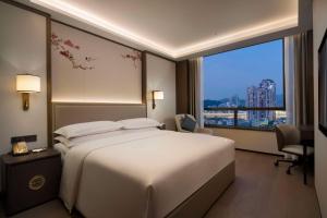 Vuode tai vuoteita majoituspaikassa Yuexiu Hotel Guangzhou Curio Collection By Hilton - Free shuttle between hotel and Exhibition Center during Canton Fair & Exhibitor registration Counter