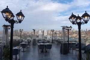 - une vue depuis le toit d'un restaurant avec des tables et des lumières dans l'établissement Melissa Hotel, à Oran