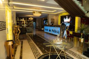 un hall avec une table en verre dans un bâtiment dans l'établissement Melissa Hotel, à Oran