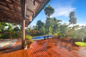 Piscina de la sau aproape de Magic Mena Rainforest Retreat by Tiny Away