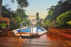 Piscina de la sau aproape de Magic Mena Rainforest Retreat by Tiny Away