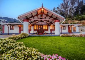 En trädgård utanför Lauriston Ooty Town Heritage Bungalow by VOYE HOMES