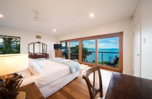 una camera con letto e vista sull'oceano di Amazing Whitsunday Views at High Tide a Cannonvale