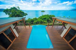 una piscina su una terrazza con vista sull'oceano di Amazing Whitsunday Views at High Tide a Cannonvale