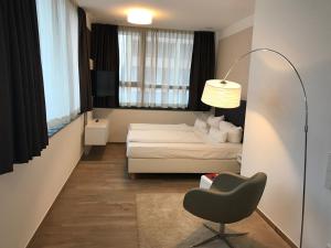 Giường trong phòng chung tại Hotel Newton Heilbronn