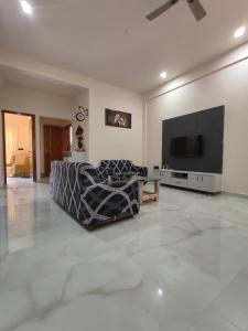 Televizorius ir (arba) pramogų centras apgyvendinimo įstaigoje 2 Bedroom Apartment near Vijayanagar, Bangalore