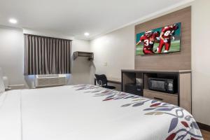 Tempat tidur dalam kamar di Red Roof Inn Suffolk