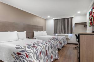 Tempat tidur dalam kamar di Red Roof Inn Suffolk