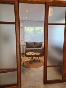 sala de estar con sofá y mesa en Be mas apartamentos boutique Villa Gral Belgrano, en Villa General Belgrano