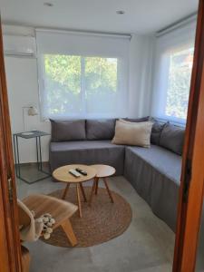 sala de estar con sofá y mesa en Be mas apartamentos boutique Villa Gral Belgrano, en Villa General Belgrano