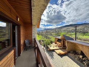 een balkon van een huis met uitzicht op de bergen bij Готель Довбуш in Jaremtsje