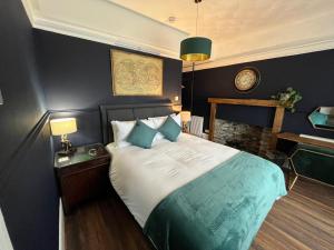 una camera con un letto e un orologio a muro di The Lyncroft a Newquay