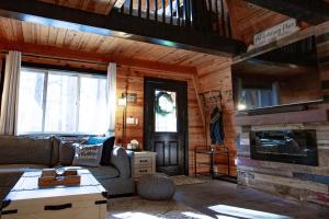 een woonkamer met een bank en een open haard bij Grand Canyon Cabin! One hour and 10 minutes to the South Entrance! in Williams