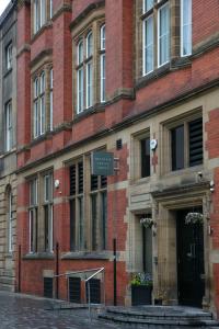 un edificio di mattoni con un cartello di fronte di Heywood House Hotel, BW Signature Collection a Liverpool