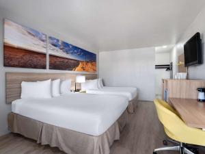 เตียงในห้องที่ Days Inn by Wyndham Las Vegas Airport Near the Strip