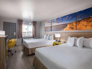 เตียงในห้องที่ Days Inn by Wyndham Las Vegas Airport Near the Strip