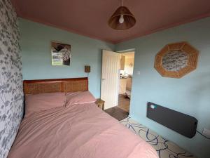 Cama ou camas em um quarto em Peach Chalet Sandown Bay