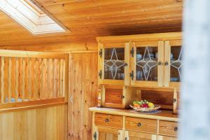 una cocina con armarios de madera y un bol de fruta en Ferienwohnung Lisa Suitner, en Mittenwald