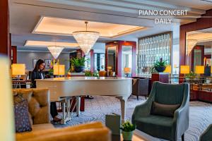 un hall d'un hôtel avec un piano au milieu dans l'établissement Grand Hotel Prague Towers - Czech Leading Hotels, à Prague