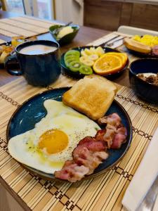 un plato de desayuno con huevos tocino, tostadas y café en Casaldo's rooms, en Florencia