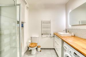 a bathroom with a toilet and a sink at "Le Sérénity ", Appartement spacieux ,balcon, parking privé gratuit, proche CDG et Stade de France in Stains