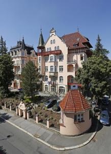 ein großes Gebäude an der Straßenseite in der Unterkunft Spa Hotel Villa Smetana in Karlsbad