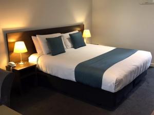 Tempat tidur dalam kamar di Airport Christchurch Motel