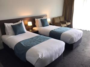 Tempat tidur dalam kamar di Airport Christchurch Motel