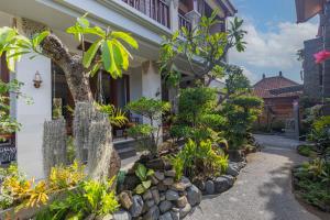 a garden in front of a house at Donahome in Sanur