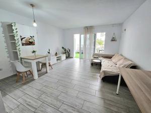 A seating area at Apartamento con piscina a 500m de la playa