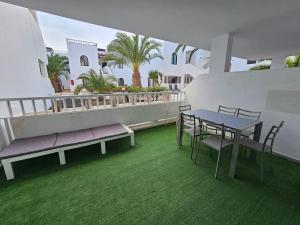 A balcony or terrace at Apartamento con piscina a 500m de la playa