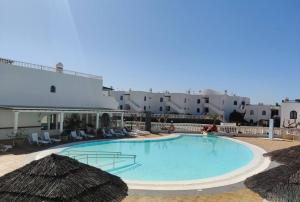 The swimming pool at or close to Apartamento con piscina a 500m de la playa