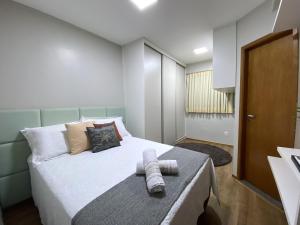 um quarto com uma cama com duas toalhas em Apartamento em localização privilegiada em Cuiabá