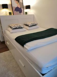 Una cama o camas en una habitación de Apartament przy Deptaku