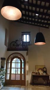 une chambre avec deux lumières et un vélo sur le mur dans l'établissement Masia Can Bachs, à Sant Pere de Vilamajor