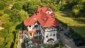 uma vista superior de uma casa grande com um telhado vermelho em Conacul Bratescu em Bran