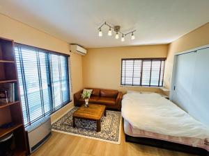 เตียงในห้องที่ Accessible Four-Bedroom House near Kuzuha Station!