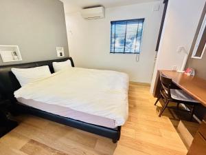 เตียงในห้องที่ Accessible Four-Bedroom House near Kuzuha Station!