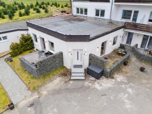 een uitzicht over een wit huis met een dak bij Greenhouse Living Apartment Fagus mit Terrasse und Feuerstelle - 7 Minuten nach Winterberg - 4 Minuten zur Ruhrquelle in Medebach