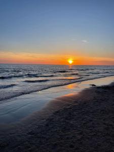 zachód słońca na plaży z oceanem w obiekcie Attico Torvaianica vista mare w mieście Torvaianica